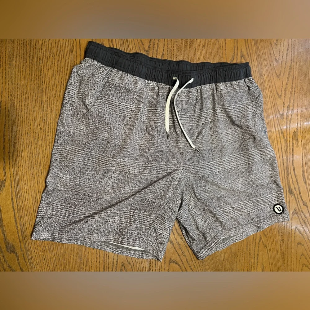 Vuori Kore Short XL - excellent condition. Liner built in
